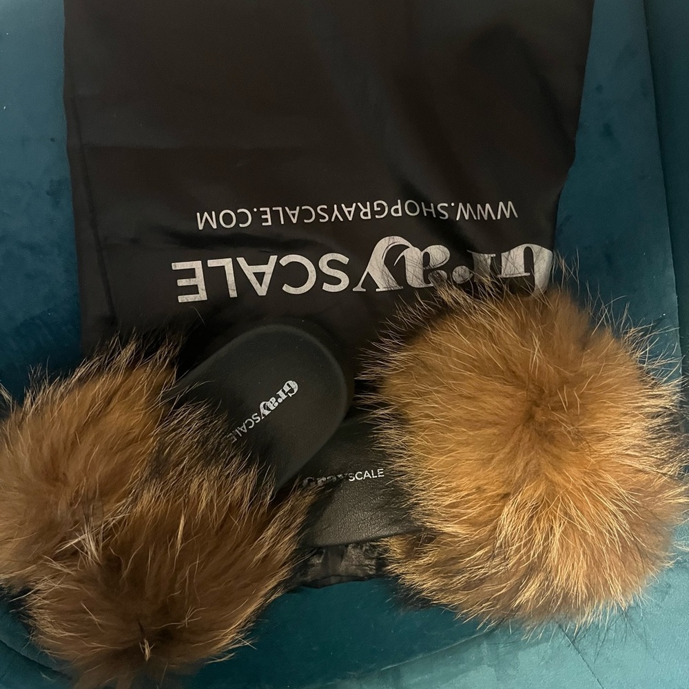 Slippers feather / fur new nvr worn